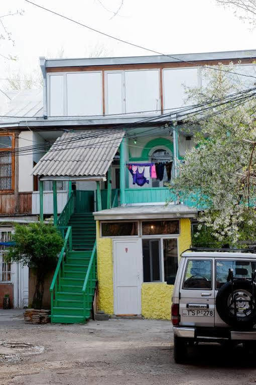 Green Stairs Guest House Tbilissi Extérieur photo